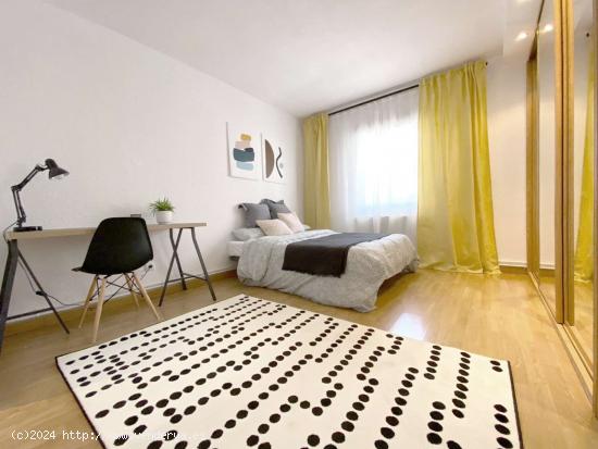 Se alquila habitación en piso de 5 dormitorios en Usera, Madrid - MADRID