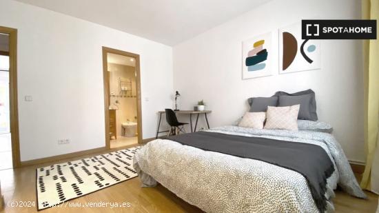 Se alquila habitación en piso de 5 dormitorios en Usera, Madrid - MADRID