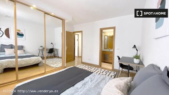 Se alquila habitación en piso de 5 dormitorios en Usera, Madrid - MADRID