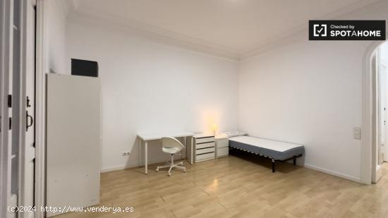 Se alquila habitación en apartamento de 3 dormitorios en Barcelona - BARCELONA