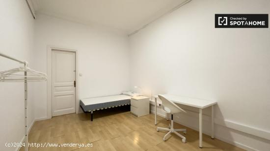 Se alquila habitación en apartamento de 3 dormitorios en Barcelona - BARCELONA