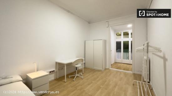 Se alquila habitación en apartamento de 3 dormitorios en Barcelona - BARCELONA