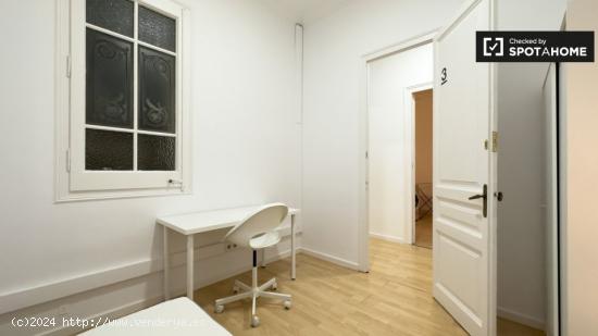 Se alquila habitación en apartamento de 3 dormitorios en Barcelona - BARCELONA