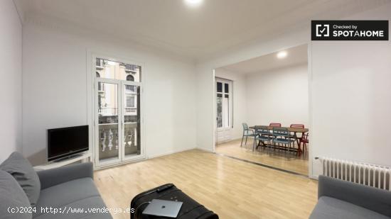 Se alquila habitación en apartamento de 3 dormitorios en Barcelona - BARCELONA