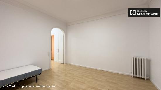 Se alquila habitación en apartamento de 3 dormitorios en Barcelona - BARCELONA