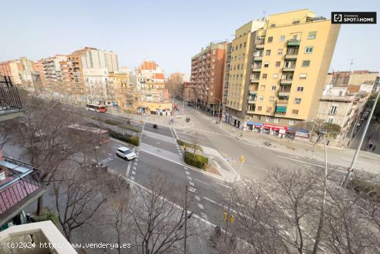 Se alquila piso de 4 habitaciones en El Camp De L'Arpa Del Clot - BARCELONA