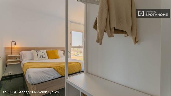 Se alquila habitación en apartamento de 6 dormitorios en Algirós. - VALENCIA