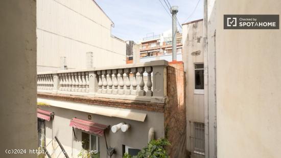 Se alquila habitación en piso de 6 habitaciones en La Salut - BARCELONA