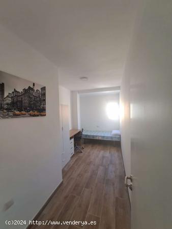 Alquiler de habitaciones en piso de 5 dormitorios en El Calvari - VALENCIA