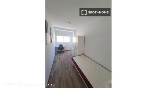 Alquiler de habitaciones en piso de 5 dormitorios en El Calvari - VALENCIA