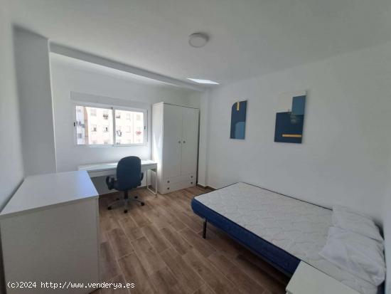 Alquiler de habitaciones en piso de 5 dormitorios en El Calvari - VALENCIA