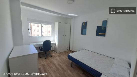 Alquiler de habitaciones en piso de 5 dormitorios en El Calvari - VALENCIA