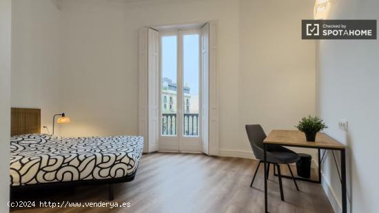 Se alquilan habitaciones en un apartamento de 3 dormitorios en L'Eixample - BARCELONA