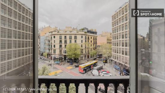 Se alquilan habitaciones en un apartamento de 3 dormitorios en L'Eixample - BARCELONA