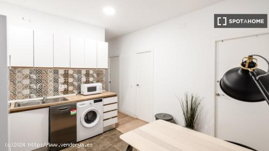 Se alquilan habitaciones en un apartamento de 7 dormitorios en Centro - MADRID