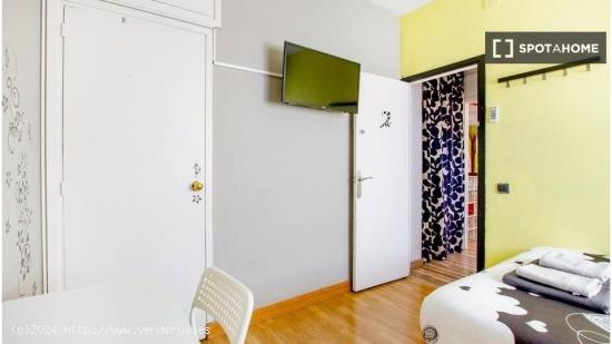 Habitación en piso compartido en barcelona. - BARCELONA