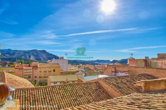 Adosado en Jijona de 244m2 en cuatro plantas con 6 hab, 3 baño, patio y solarium con vistas al mar 