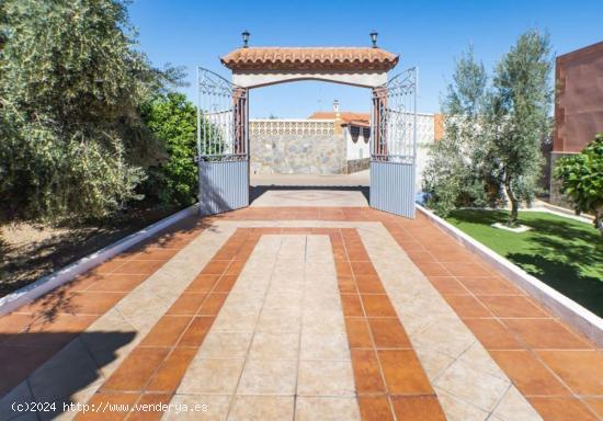 VENTA DE CASA CON PARCELA EN PECHINA - ALMERIA