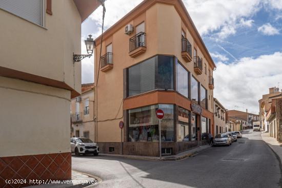 LOCAL COMERCIAL DE 198 m2 HACIENDO ESQUINA Y CON DOS PLANTAS - GRANADA