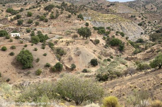 Se vende terreno rústico de más de 40.000m2 a las afueras de Málaga muy cerca de la autopista AP4