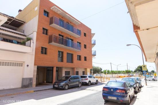 Plaza de aparcamiento delante de las escuelas - TARRAGONA