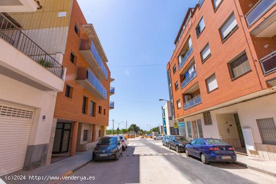 Plaza de aparcamiento delante de las escuelas - TARRAGONA