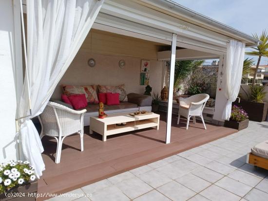 Espectacular Atico Esquinero estilo chill out de 2 dormitorios dobles, solarium 70m2, Amueblado y PK