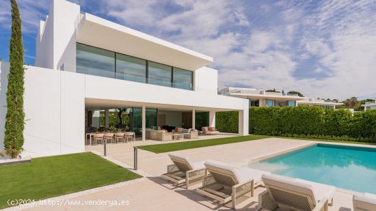 Sofisticada villa con vistas al mar en la Milla de Oro, Marbella - MALAGA