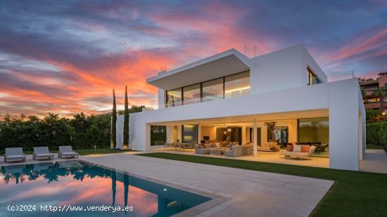 Sofisticada villa con vistas al mar en la Milla de Oro, Marbella - MALAGA