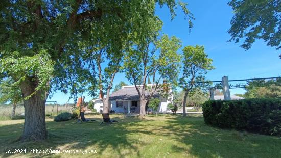 CASA CON TERRENO EN VILLARALBO, PISCINA Y GARAJE - ZAMORA