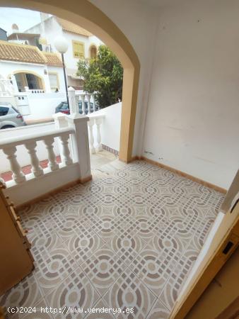 BUNGALOW BAJO SIN VECINO ARRIBA 2 HABS PARCELA PARA METER COCHE Y SOLARIUM PRIVADO... 133.500 EUROS 