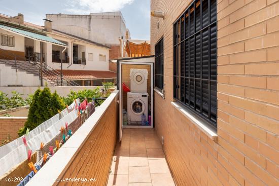 Vivienda Independiente en Planta Baja con Amplio Patio y Terraza - GRANADA