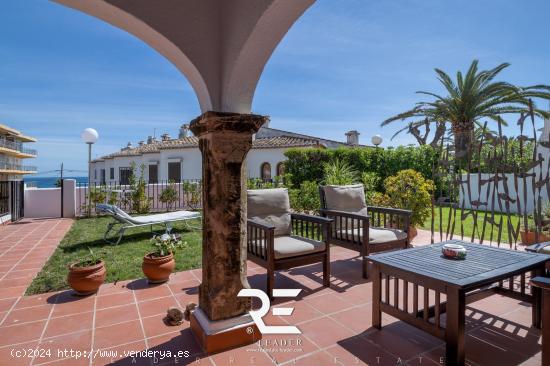 ¡CHALET ADOSADO MEDITERRANEO DE DOS PLANTAS EN PRIMERA LINEA DE PLAYA! - ALICANTE