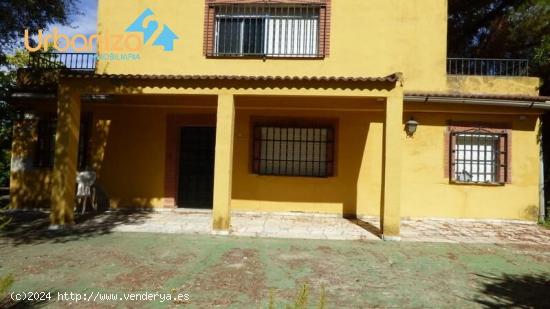 CHALET CON PARCELA Y PISCINA  MUY CERCA DE BADAJOZ - BADAJOZ