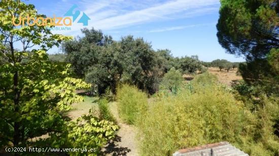 CHALET CON PARCELA Y PISCINA  MUY CERCA DE BADAJOZ - BADAJOZ