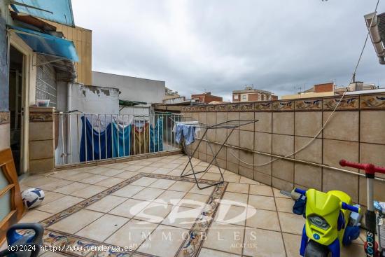 A 2 MANZANAS DE CTRA. BARCELONA BONITA CASA CON POSIBILIDAD VIVIR 2 FAMILIAS - BARCELONA