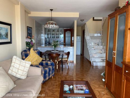 SE VENDE DÚPLEX AMUEBLADO. COCINA, SALÓN, 3 HAB., 2 BAÑOS, TRASTERO Y PLAZA DE GARAJE. - LEON