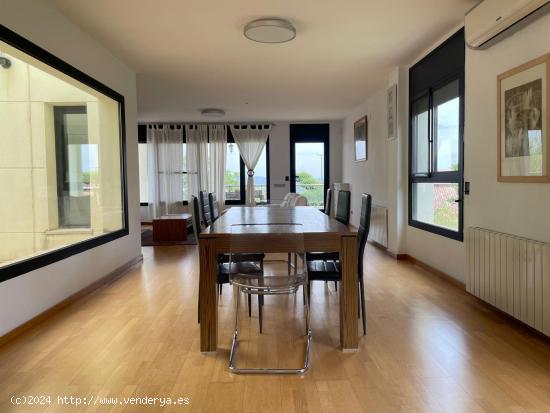 PRECIOSA CASA EN VENTA EN URB. MASIA BACH - BARCELONA