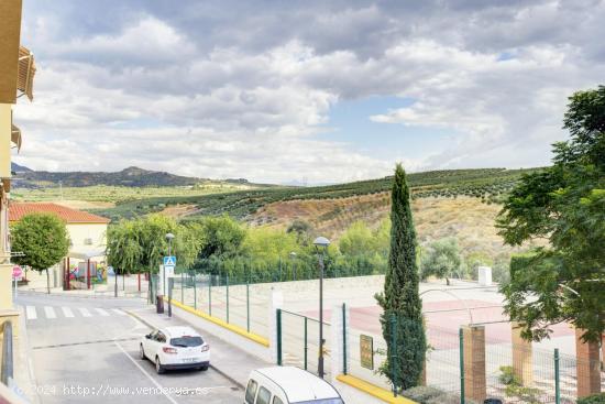  PISAZO DE TRES DORMITORIOS DOS BAÑOS Y GARAJE !!! - GRANADA 