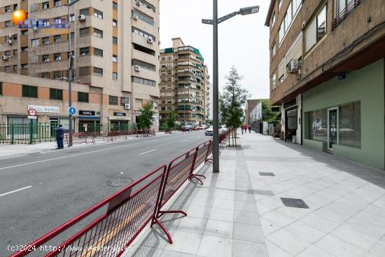 LOCAL COMERCIAL EN CALLE ARABIAL - GRANADA