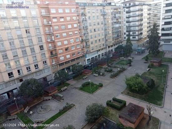 Vivienda para entrar a vivir de 89 metros útiles con garaje y trastero en Logroño, Zona Espolón -