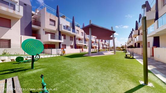 Apartamento planta baja de 2 dormit. y 2 baños, en residencial cerca del mar y con piscina comunit.