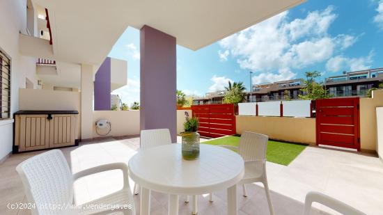 Apartamento planta baja de 2 dormit. y 2 baños, en residencial cerca del mar y con piscina comunit.