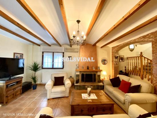 PRECIOSO CHALET EN ORIHUELA. ESPECTACULAR PROPIEDAD DE ESTILO NOBLE INGLES. DISPONE DE 1.000 M2 DE P