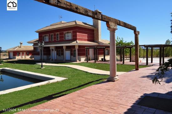 APIHOUSE VENDE A PLAZOS O ALQUILER CON OPCION A COMPRA LUJOSO CHALET EN VILLAMAYOR. PRECIO 370.000