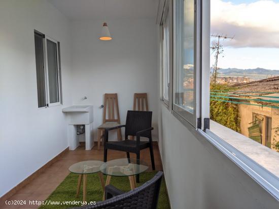 Bajo con terraza acristalada de 2 habitaciones en el barrio del Realejo - GRANADA