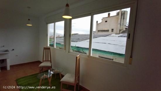 Bajo con terraza acristalada de 2 habitaciones en el barrio del Realejo - GRANADA