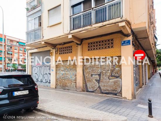 Local Comercail Esquinero en El Cabañal - VALENCIA