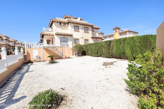 ADOSADO CON GRAN PARCELA EN LOMAS DE CABO ROIG. 2 DORM. 2 BAÑOS. 97M2 DE CASA. 130M2 DE PARCELA. - 