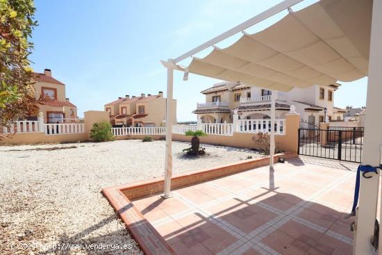 ADOSADO CON GRAN PARCELA EN LOMAS DE CABO ROIG. 2 DORM. 2 BAÑOS. 97M2 DE CASA. 130M2 DE PARCELA. - 